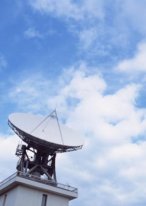 オーダーメイドのコンベア作りをする大東